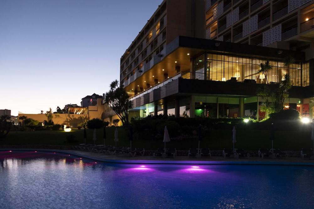 Algarve Casino Hotel Portimao Luaran gambar The hotel at night