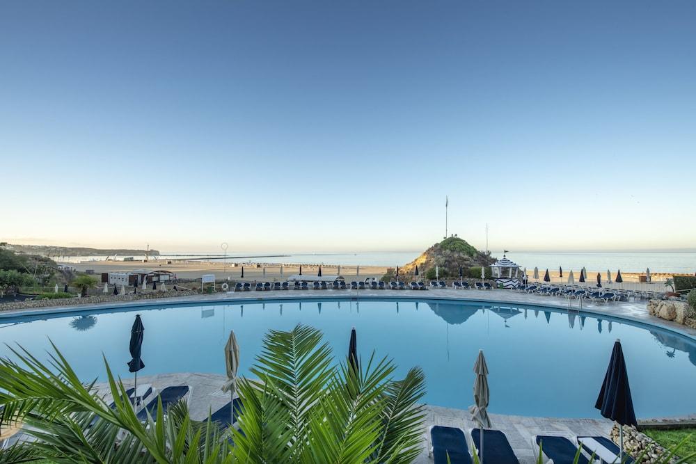 Algarve Casino Hotel Portimao Luaran gambar The pool at the hotel