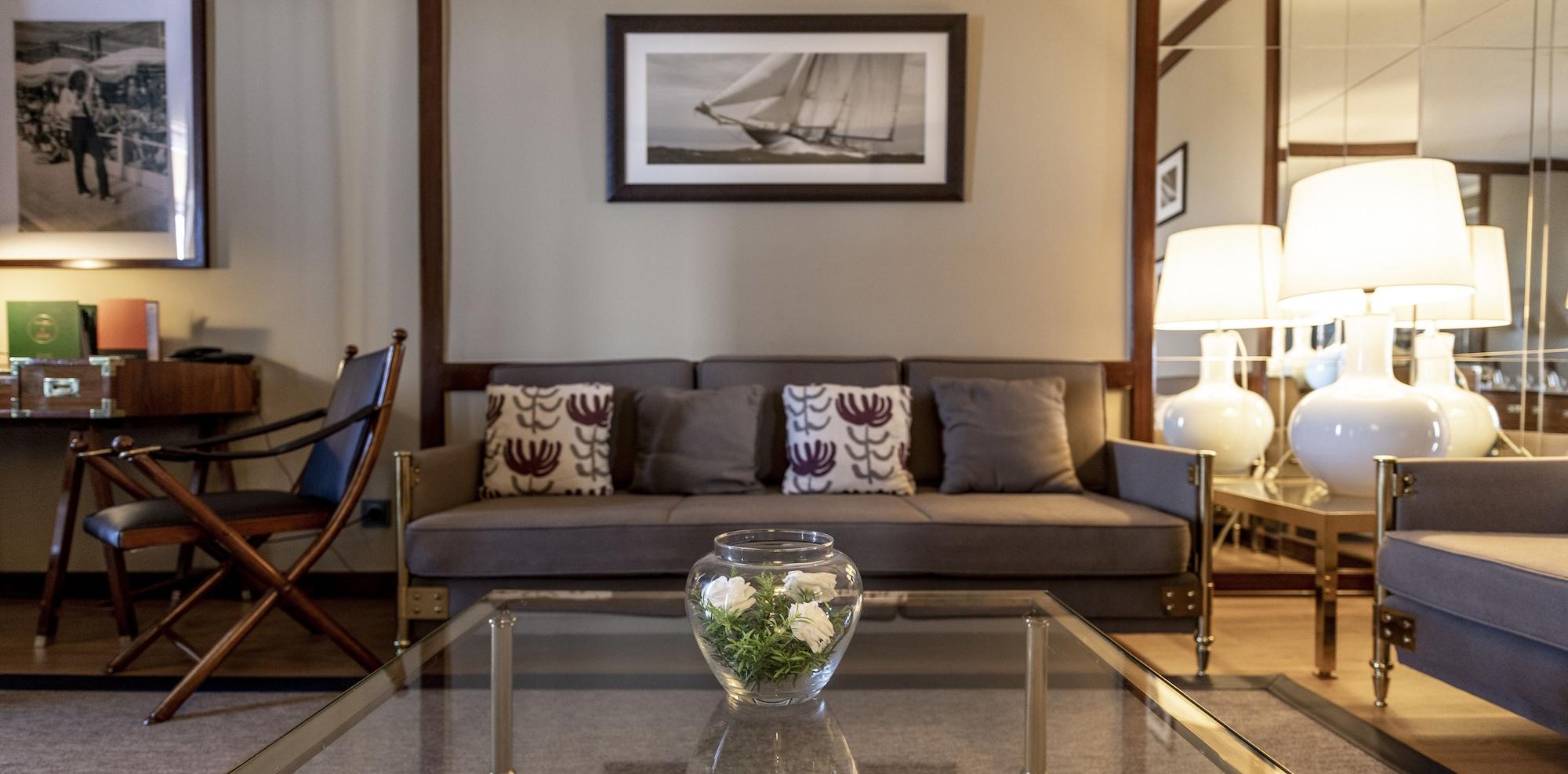 Algarve Casino Hotel Portimao Luaran gambar A living room in a suite at the hotel
