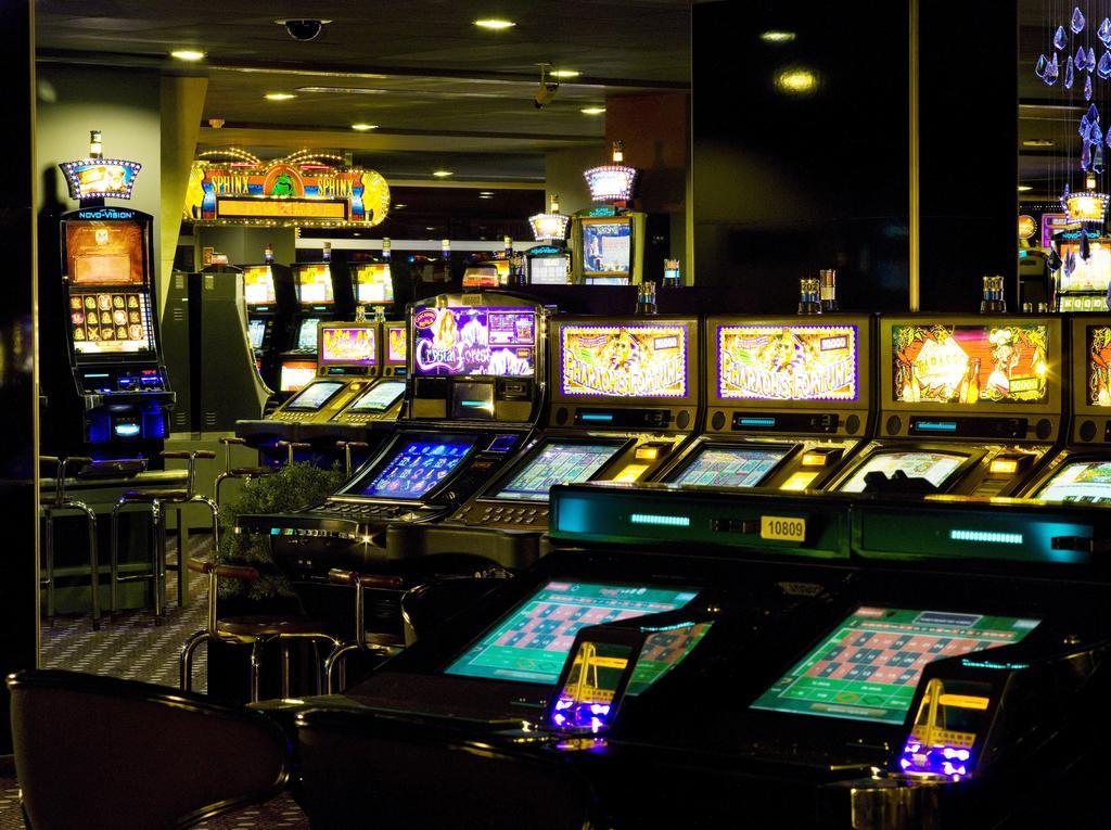 Algarve Casino Hotel Portimao Luaran gambar A row of pachinko machines