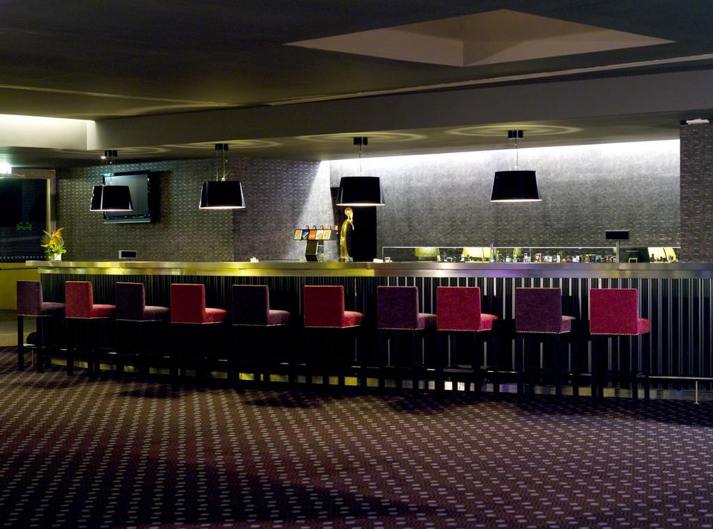 Algarve Casino Hotel Portimao Luaran gambar The bar at the 1967