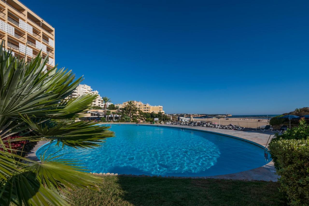 Algarve Casino Hotel Portimao Luaran gambar The pool at the hotel